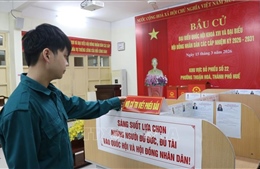 Cử tri thành phố Huế phấn khởi đi thực hiện quyền công dân