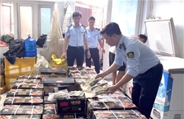 Hà Nội phát hiện gần 1 tấn xúc xích nhập lậu