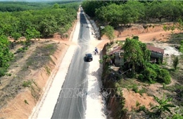 Nhà dân chênh cao 12 mét sau khi hạ cốt nền đường ở Phú Trung, Đồng Nai