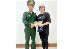 Chiến sĩ Biên phòng Quảng Ninh giúp người dân tìm lại tài sản bị mất
