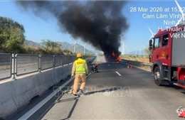 Xe tải bốc cháy dữ dội trên cao tốc, giao thông ách tắc hơn 1 km