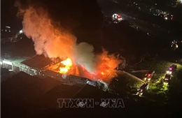 Cháy lớn trong đêm tại xưởng gỗ đối diện bệnh viện K Tân Triều