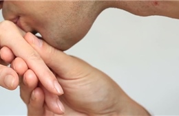 Tây Ban Nha: Hôn tay không đồng thuận bị coi là xâm hại tình dục