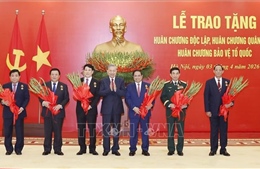 Lễ trao tặng Huân chương cao quý cho các đồng chí lãnh đạo Đảng, Nhà nước và cán bộ cấp cao