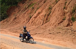 Quảng Ngãi: Điểm sạt lở nguy hiểm trên đường ĐH74 chờ vốn khắc phục khẩn cấp