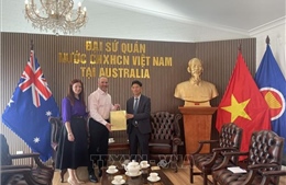 Con trai cựu binh Australia trao lại cuốn nhật ký của liệt sĩ QĐND Việt Nam