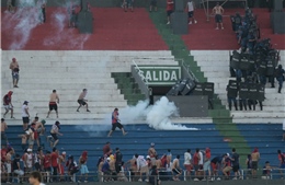 Paraguay: Đụng độ nghiêm trọng ở sân bóng đá, nhiều người bị thương