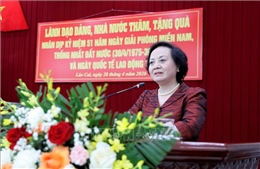 Phó Thủ tướng Phạm Thị Thanh Trà thăm, tặng quà tại tỉnh Lào Cai