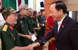 Trưởng Ban Tuyên giáo và Dân vận Trung ương tặng quà các gia đình chính sách tại Tuyên Quang