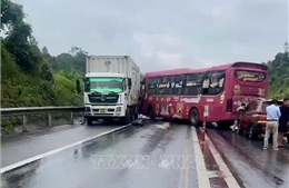 Va chạm liên hoàn gây ùn tắc cục bộ trên cao tốc Nội Bài - Lào Cai
