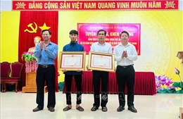 Khen thưởng trực tiếp cho hai cha con dũng cảm cứu người trên sông Gianh