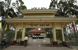 Thắp nén hương thơm tưởng nhớ Người tại Đền thờ Bác Hồ ở xã Lương Tâm