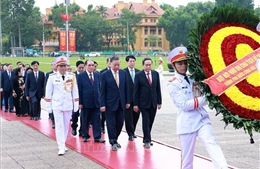 Kỷ niệm 136 năm Ngày sinh Chủ tịch Hồ Chí Minh: Lãnh đạo Đảng, Nhà nước vào Lăng viếng Bác