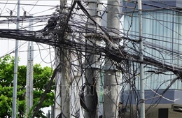 'Mạng nhện' dây điện và cáp viễn thông vây nhà dân, tiềm ẩn nguy cơ cháy nổ