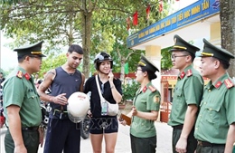 Hỗ trợ du khách quốc tế thực hiện đúng các quy định của pháp luật Việt Nam
