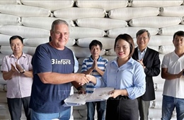Doanh nghiệp Việt Nam bàn giao 1.200 tấn gạo cho đối tác Cuba