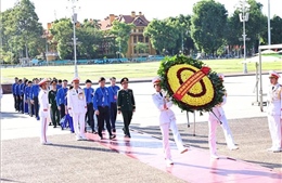 Đại biểu dự Đại hội Đoàn TNCS Hồ Chí Minh toàn quốc lần thứ XIII báo công dâng Bác