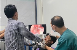 Gắp một con cá rô sống ra khỏi thực quản một bệnh nhân