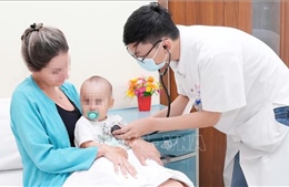 Cứu thành công bé 9 tháng tuổi người Kazakhstan nuốt kim băng