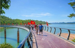 Vẻ đẹp kỳ vỹ của Hồ Kẻ Gỗ