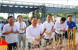 Đảng ủy Mặt trận Tổ quốc, các đoàn thể Trung ương dâng hương tri ân Anh hùng liệt sỹ tại Quảng Trị