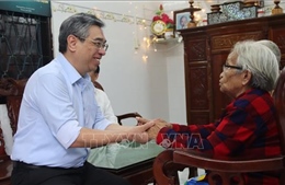 Lãnh đạo Thành phố Hồ Chí Minh thăm, tặng quà các gia đình chính sách tiêu biểu