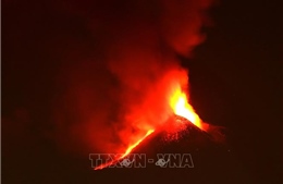 Núi lửa phun trào dữ dội tại Italy, giao thông hỗn loạn