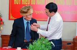 Phó Thủ tướng, Bộ trưởng Bộ Quốc phòng Phan Văn Giang trao Huy hiệu 80 năm tuổi Đảng