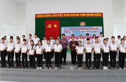 Tiếp thêm động lực để học sinh có hoàn cảnh khó khăn vững bước đến trường