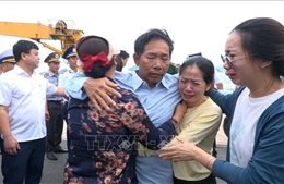 Đưa ngư dân tàu cá QNa 90859 TS gặp nạn vào bờ an toàn