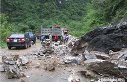 Nghệ An: Sạt lở đất đá gây ách tắc Quốc lộ 7