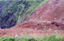 Sụt taluy dương ở Sơn La, hàng nghìn m3 đất đá đổ xuống lấp mặt đường 