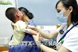Nhiều trẻ mắc sởi biến chứng viêm phổi, suy hô hấp nặng
