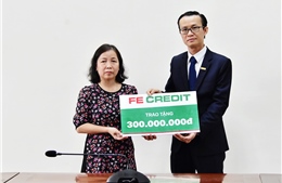 FE Credit trao tặng gia đình liệt sĩ Phạm Văn Hướng 300 triệu đồng