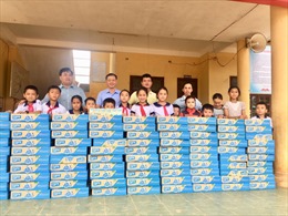 Vinasoy tặng 3 tỷ đồng quà tặng hỗ trợ học sinh vùng lũ đến trường