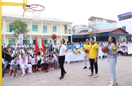 Sun Life Việt Nam trao tặng trụ bóng rổ cho 51 trường học cả nước
