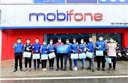MobiFone Khu vực 2 trao tặng 50 máy tính bảng cho các em học sinh TP Thủ Đức