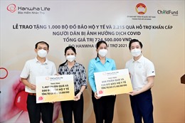 Hanwha Life Việt Nam trao tặng 724 triệu đồng cho người dân bị ảnh hưởng nặng bởi dịch COVID-19