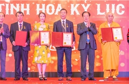 Gốm Đất Việt được trao tặng Kỷ niệm chương &#39;Tinh hoa Kỷ lục&#39; 