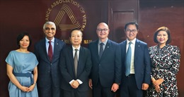 CEO Manulife Châu Á cam kết đầu tư lâu dài vào ngành bảo hiểm nhân thọ và sức khỏe 