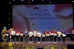 Huawei trao tặng 50 suất học bổng cho sinh viên tài năng