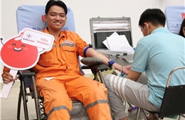 Gần 300 công nhân viên, người lao động EVNHCMC tham gia hiến máu nhân đạo