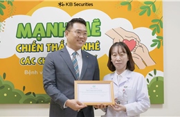 Chứng khoán KB Việt Nam tặng quà tại Bệnh viện Nhi Trung ương