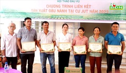 Vinasoy trao giấy chứng nhận thành viên CLB 3 tấn/ha cho nông dân 