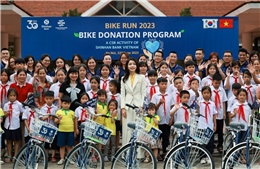 Ngân hàng Shinhan Việt Nam trao tặng quà cho trẻ em Làng trẻ em SOS Việt Nam