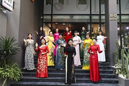 Áo dài tôn vinh vẻ đẹp của nữ doanh nhân Việt 