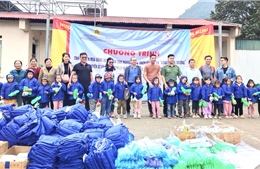 Đoàn thiện nguyện Đồng Nai tặng quà &#39;Áo ấm trao em năm 2023&#39; cho học sinh nghèo Cao Bằng