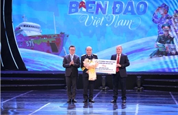 Trao tặng Quân chủng Hải quân 20 chiếc máy tính trong chương trình nghệ thuật ‘Thiêng liêng biển đảo Việt Nam’