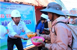 PC Kon Tum tổ chức chương trình bữa ăn yêu thương tại huyện Tu Mơ Rông