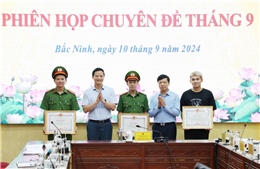 Khen thưởng tập thể, cá nhân có thành tích xuất sắc trong xử lý sự cố sạt trượt đê và phòng cháy, chữa cháy